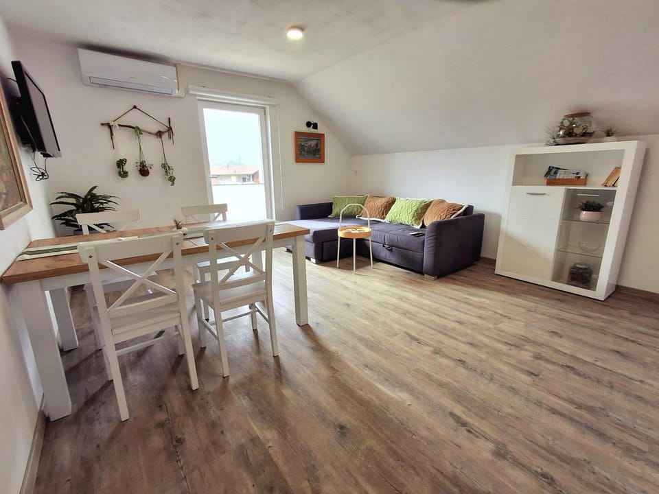 TV and multimedia, Seating area, Dining area