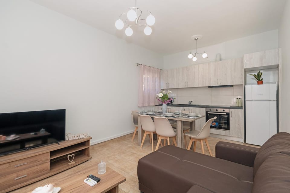 TV and multimedia, Kitchen or kitchenette, Living room, Seating area, Dining area, oven, stove