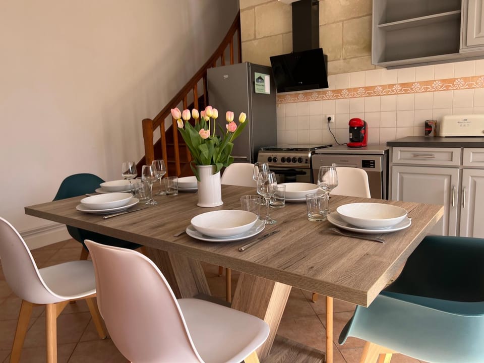 Kitchen or kitchenette, Dining area, stove