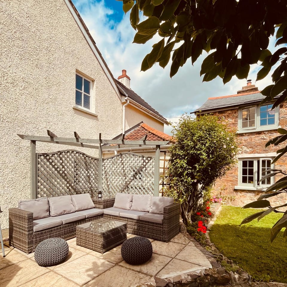 Property building, Patio, Day, Garden, Seating area