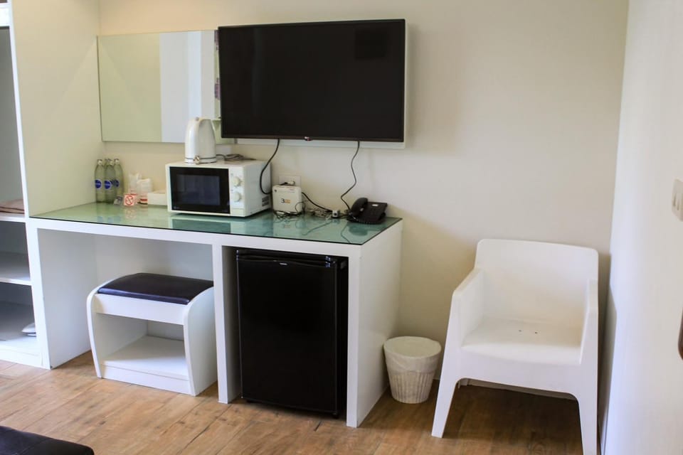 Communal lounge/ TV room, internet, microwave
