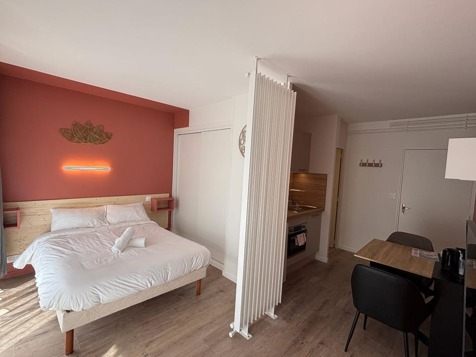 Bed, TV and multimedia, Living room, Photo of the whole room, Seating area, Bedroom, wardrobe