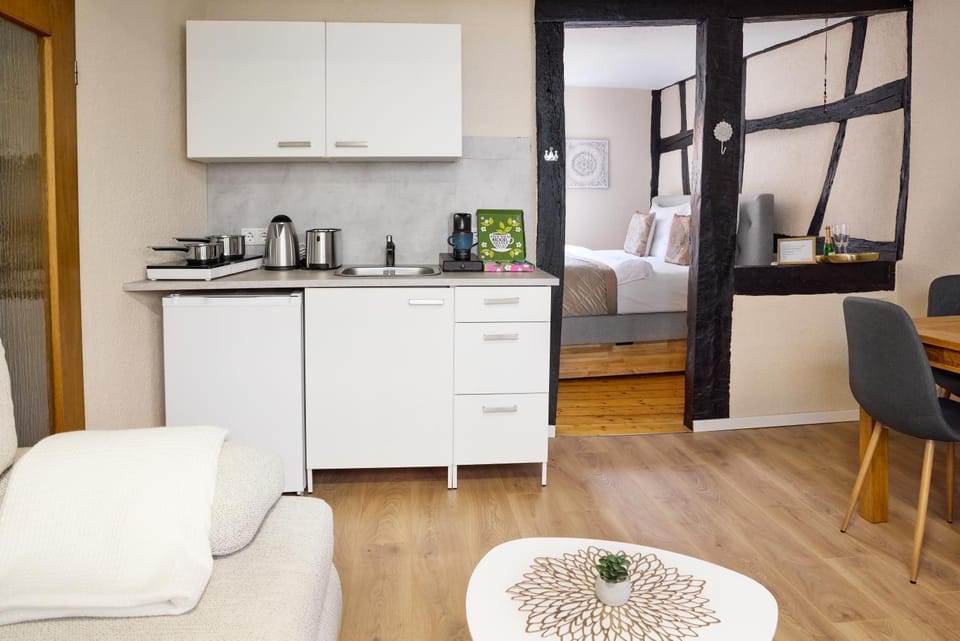 Bed, Coffee/tea facilities, Kitchen or kitchenette, Living room, Photo of the whole room, Seating area, Dining area, Bedroom, pet friendly, stove, toaster