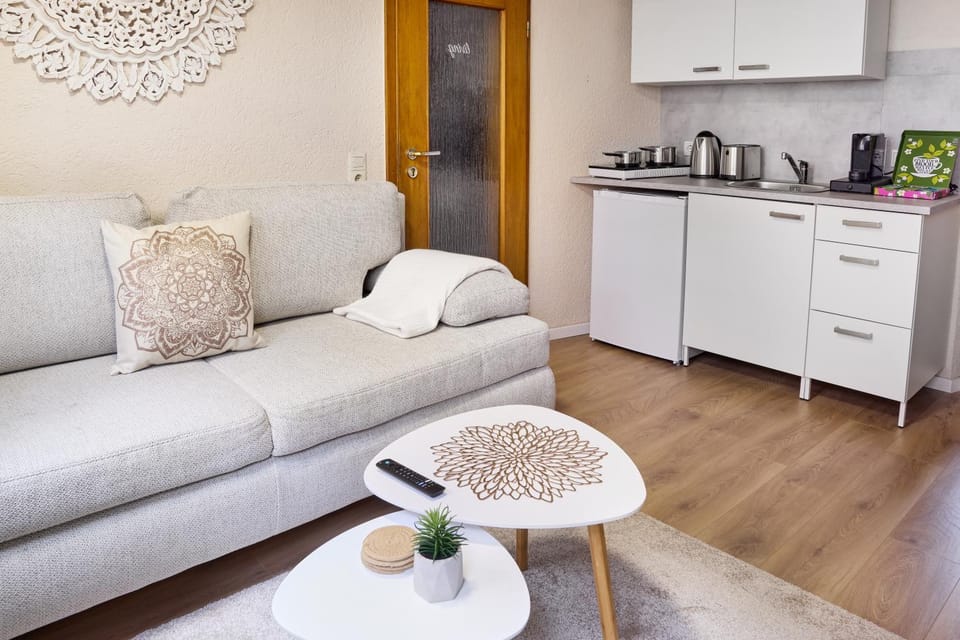Coffee/tea facilities, Kitchen or kitchenette, Living room, Seating area, stove