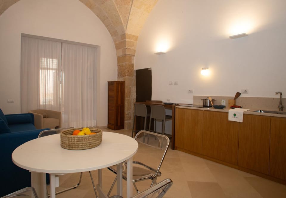 Kitchen or kitchenette, Seating area, Dining area