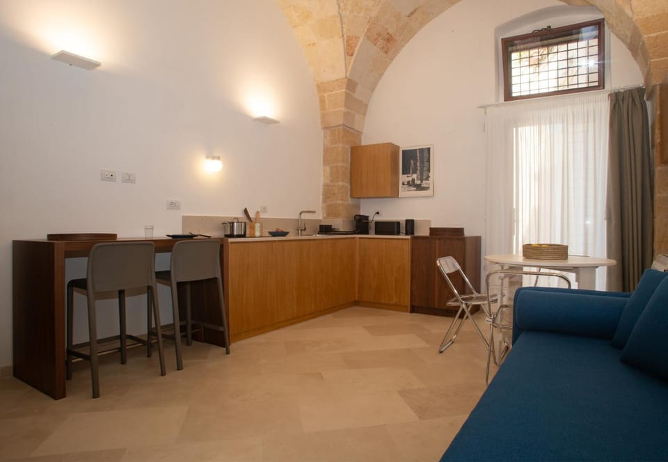 Kitchen or kitchenette, Living room, Seating area, Dining area