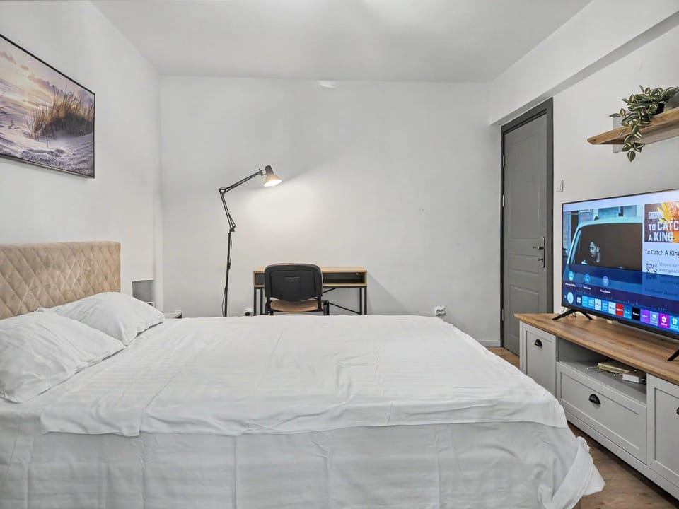Bed, TV and multimedia, Photo of the whole room, Bedroom, internet