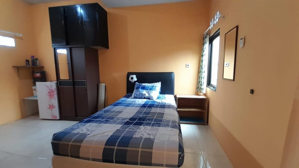 Property building, Bed, Bedroom