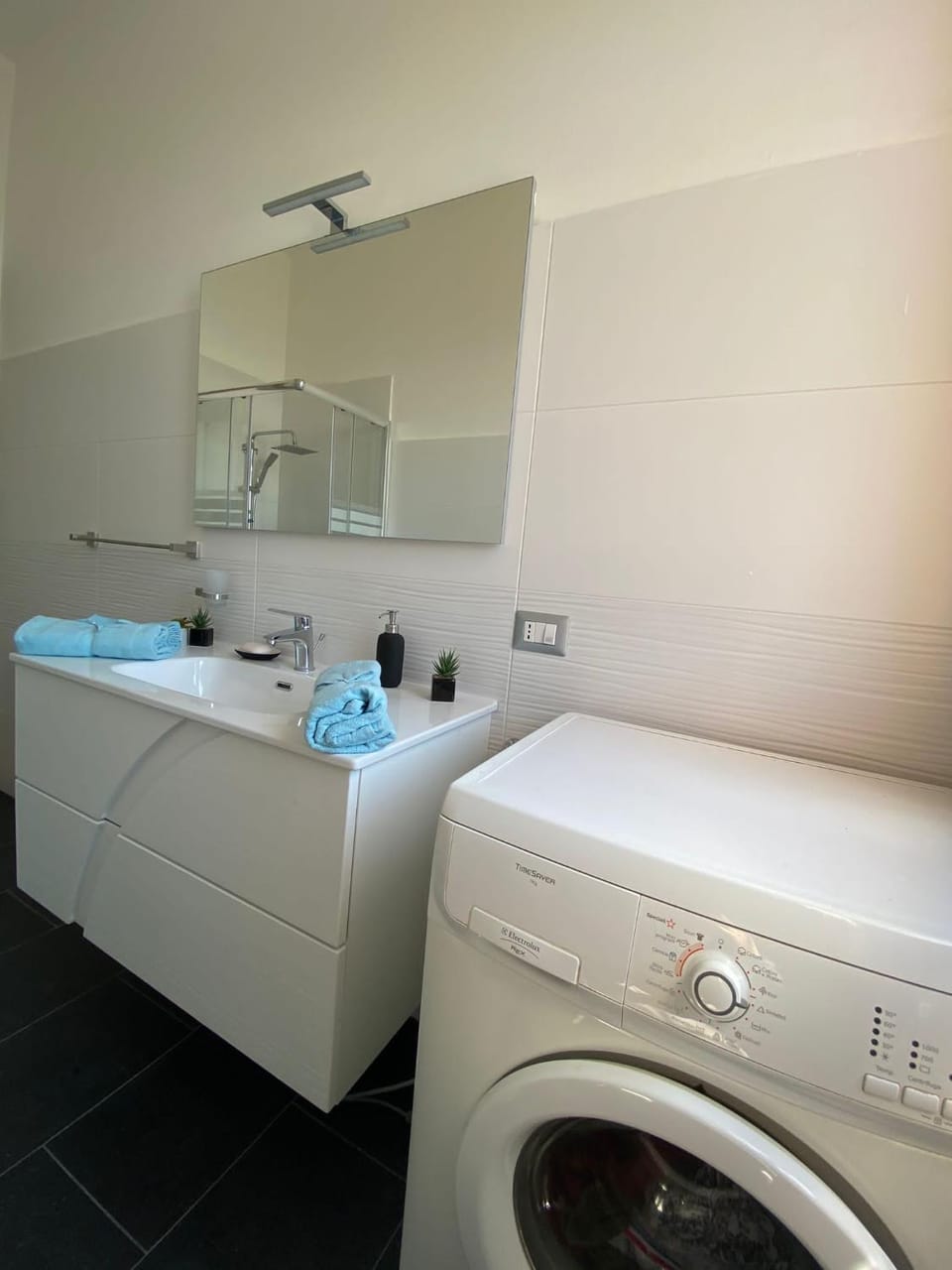 Bathroom, Bath, towels, washing machine, dryer