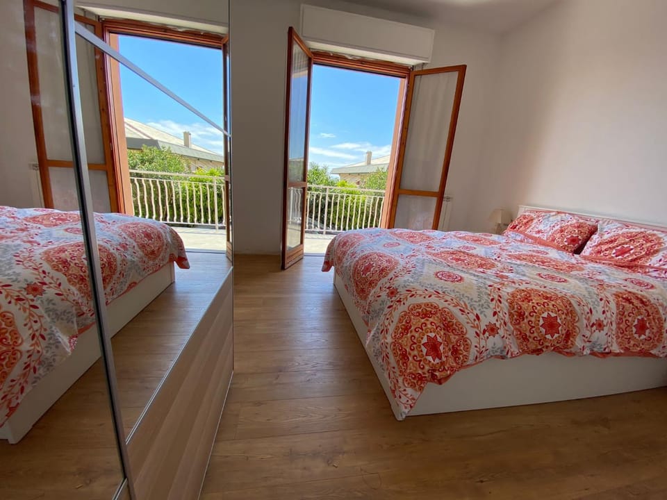 Bed, Natural landscape, View (from property/room), Balcony/Terrace, Photo of the whole room, Bedroom