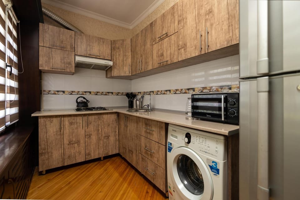 Kitchen or kitchenette, minibar, oven, stove, washing machine