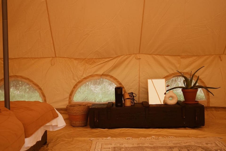 Familie Bell Tent Emperor op rustig park Luxury tent in Friesland, Netherlands