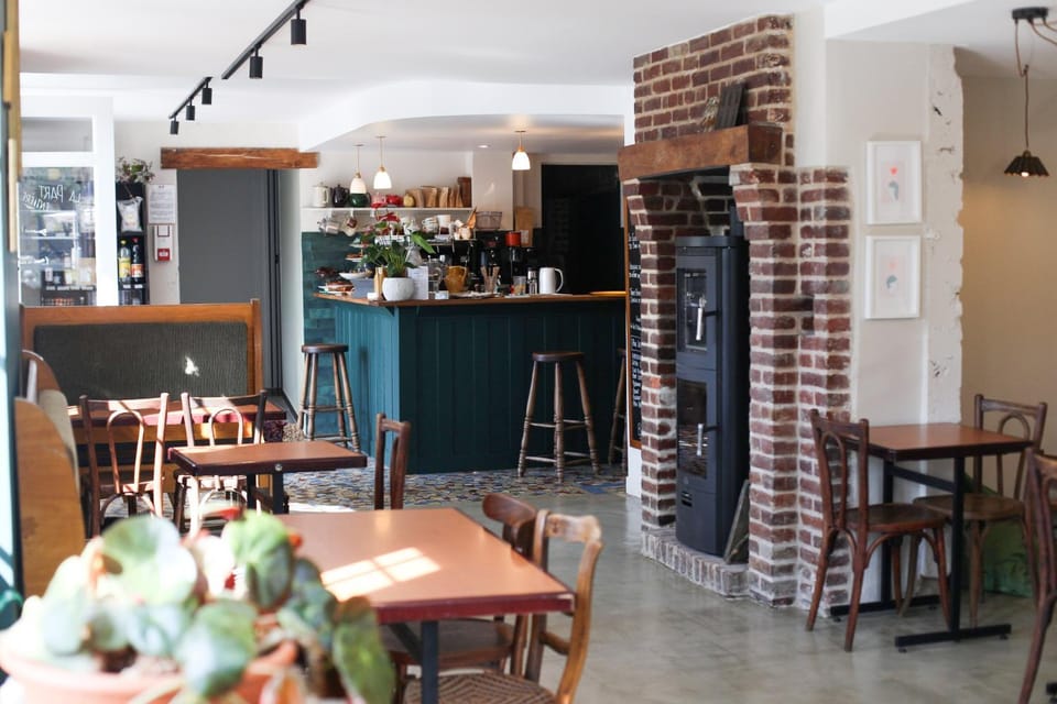 Restaurant/places to eat, Lounge or bar