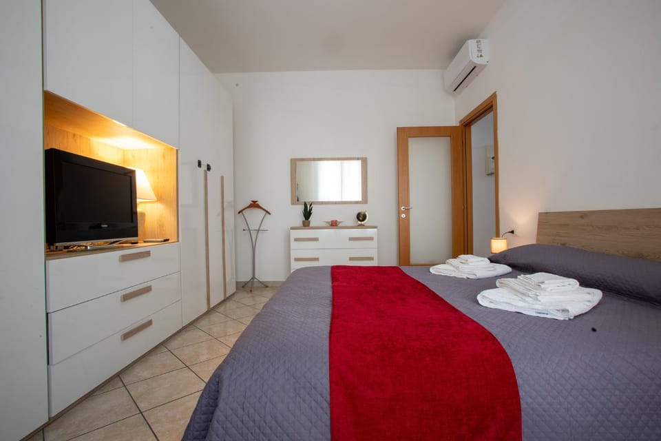 Bed, TV and multimedia, Photo of the whole room, Bedroom, towels, wardrobe, air conditioner