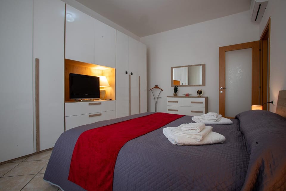 Bed, TV and multimedia, Photo of the whole room, Bedroom, towels, wardrobe
