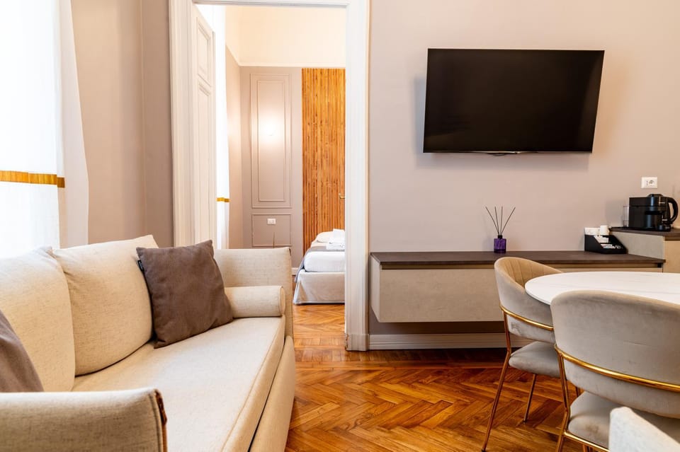 TV and multimedia, Kitchen or kitchenette, Living room, Seating area