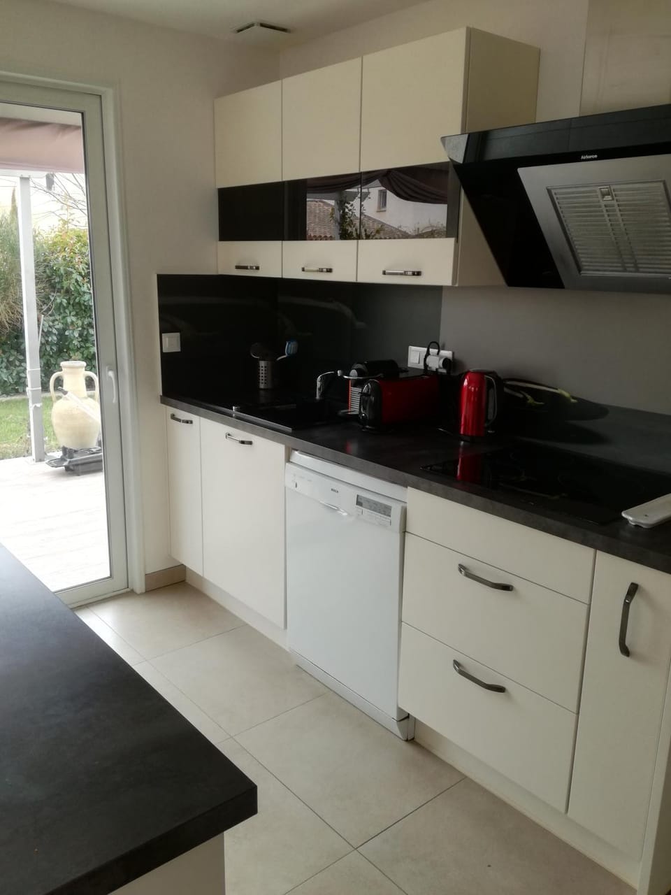 Kitchen or kitchenette, dishwasher, stove