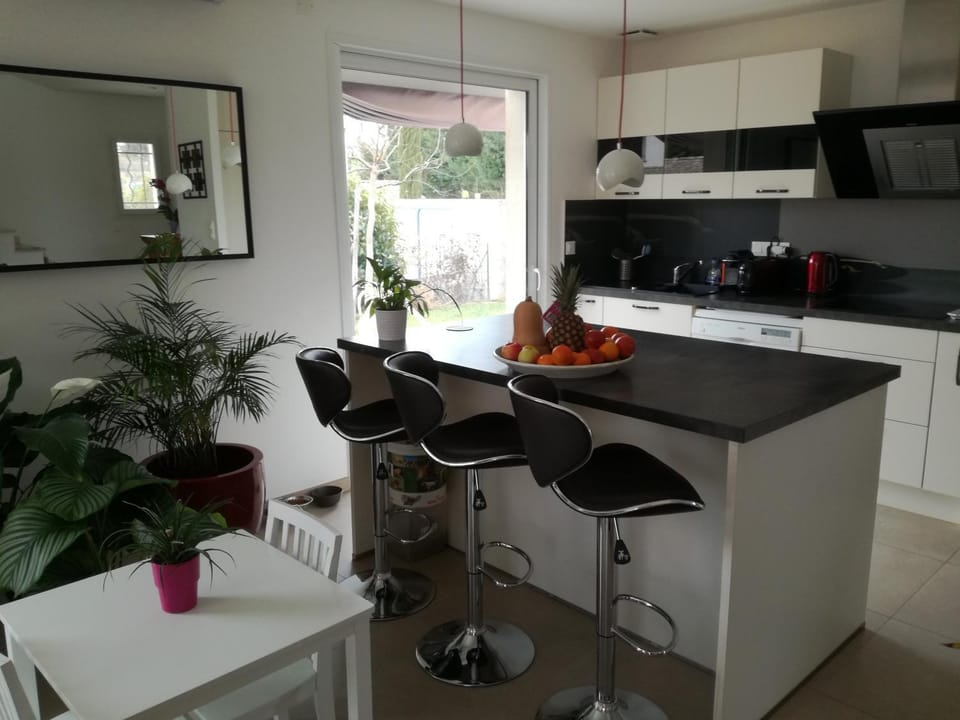 Coffee/tea facilities, Kitchen or kitchenette, Dining area, stove, toaster