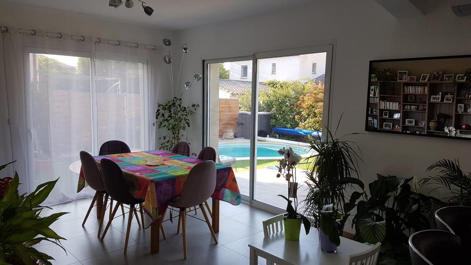 Dining area, Pool view