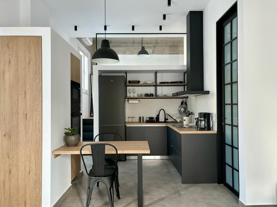 Coffee/tea facilities, Kitchen or kitchenette, Dining area, stove