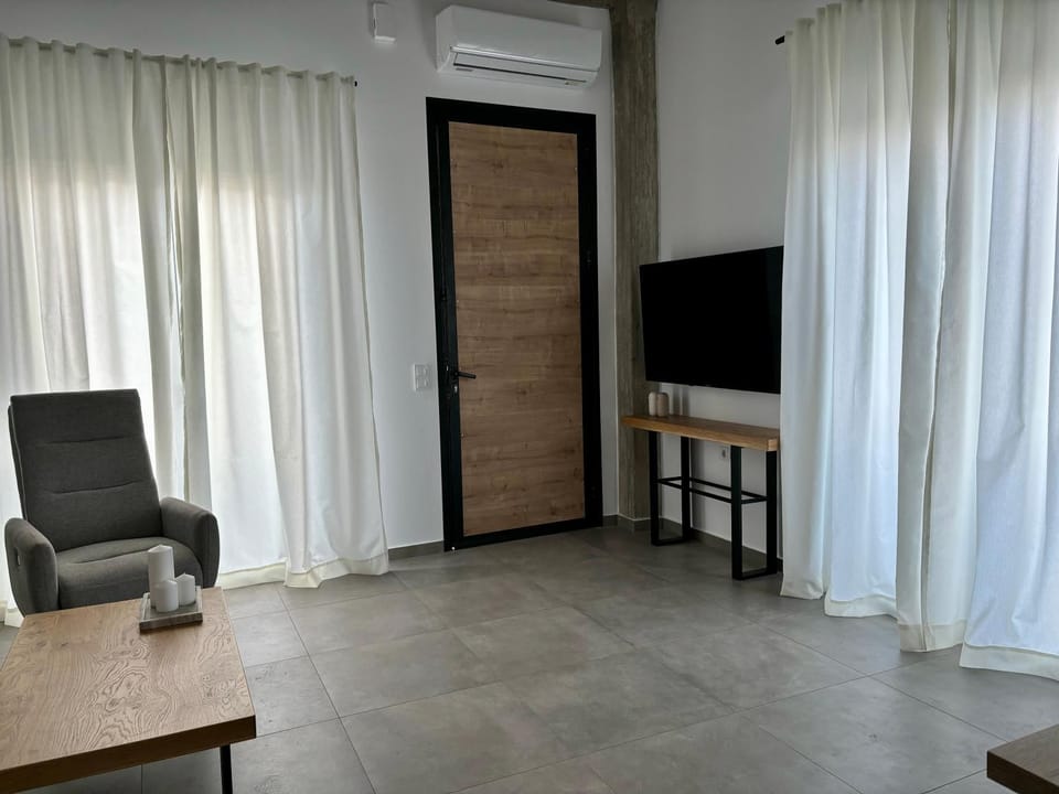 TV and multimedia, Seating area, Evening entertainment, air conditioner