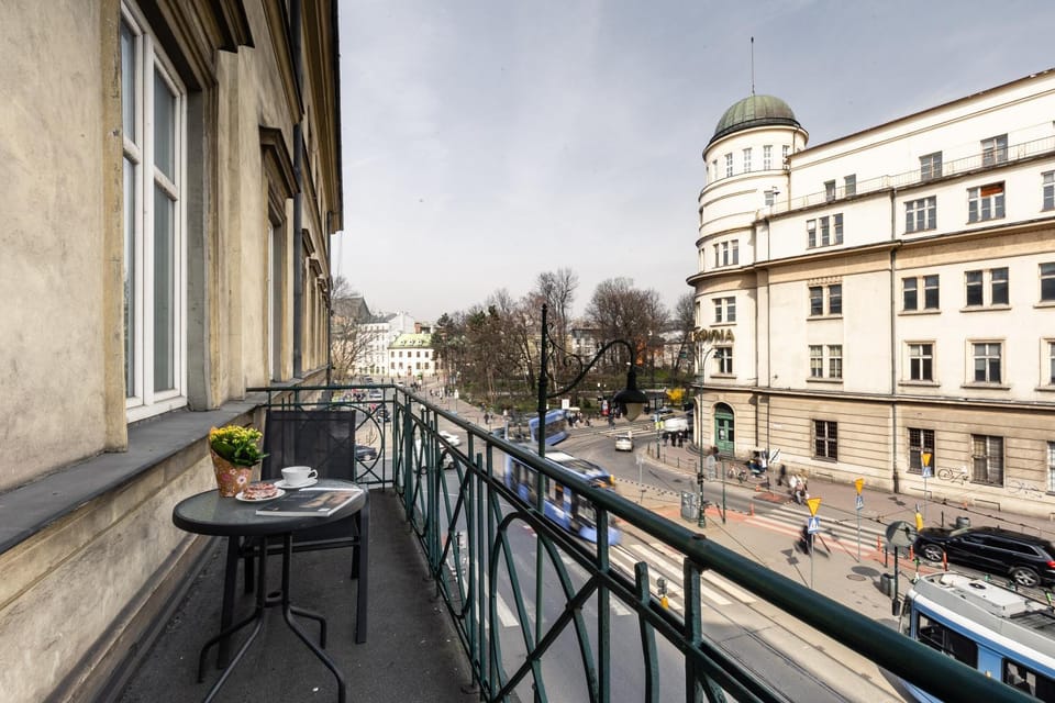 Property building, Neighbourhood, Balcony/Terrace, City view, Location