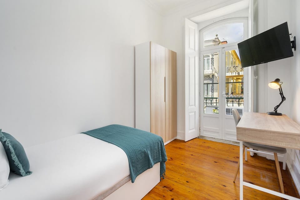 Bed, TV and multimedia, Bedroom, wardrobe