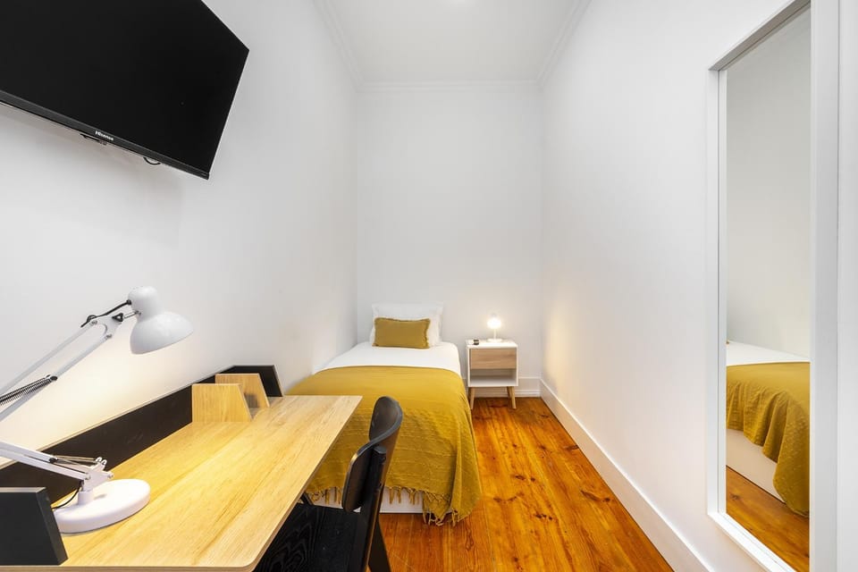 Bed, TV and multimedia, Bedroom