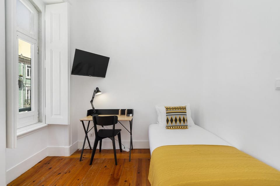 Bed, TV and multimedia, Bedroom