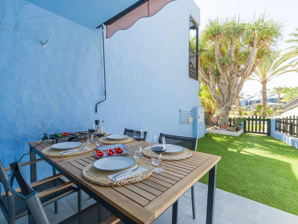 Patio, Garden, Dining area, Food