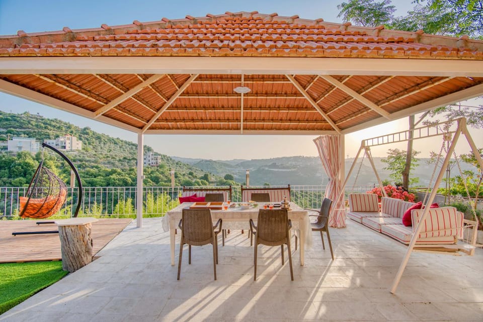 Balcony/Terrace, Seating area, Dining area, Mountain view