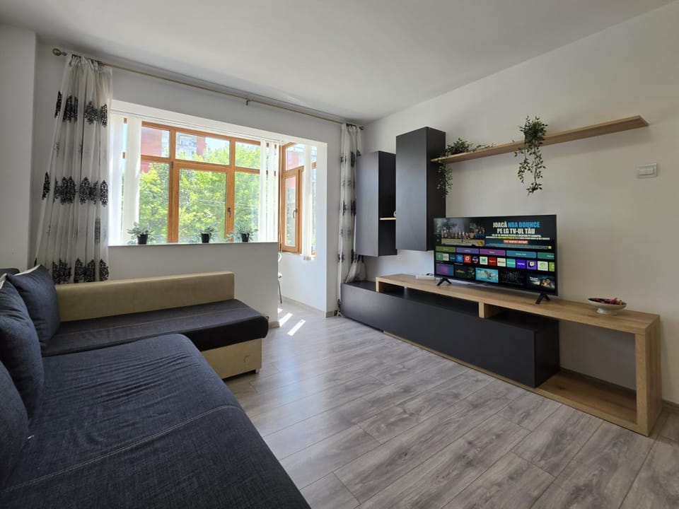 TV and multimedia, Living room, Seating area, Evening entertainment
