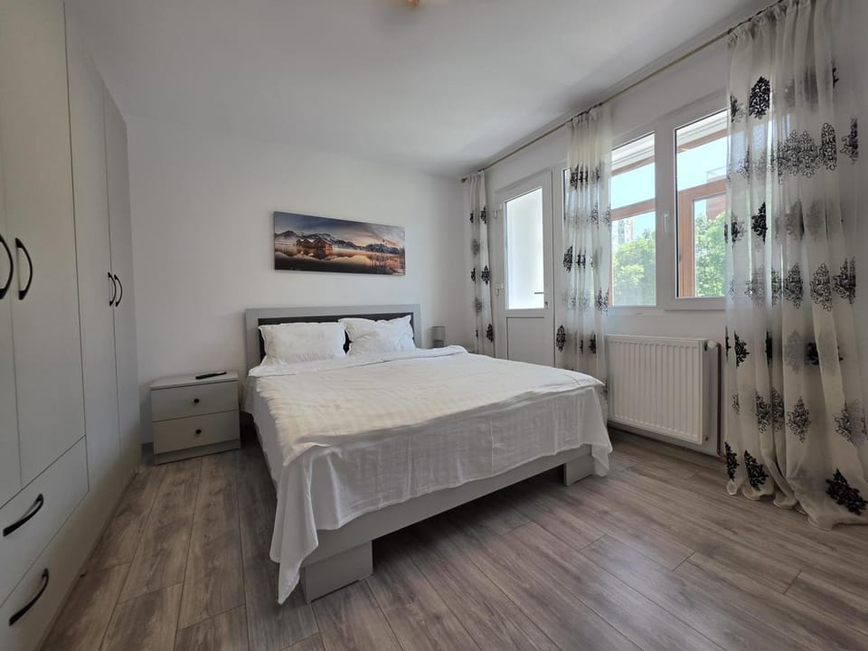 Bed, Photo of the whole room, Bedroom, internet, wardrobe