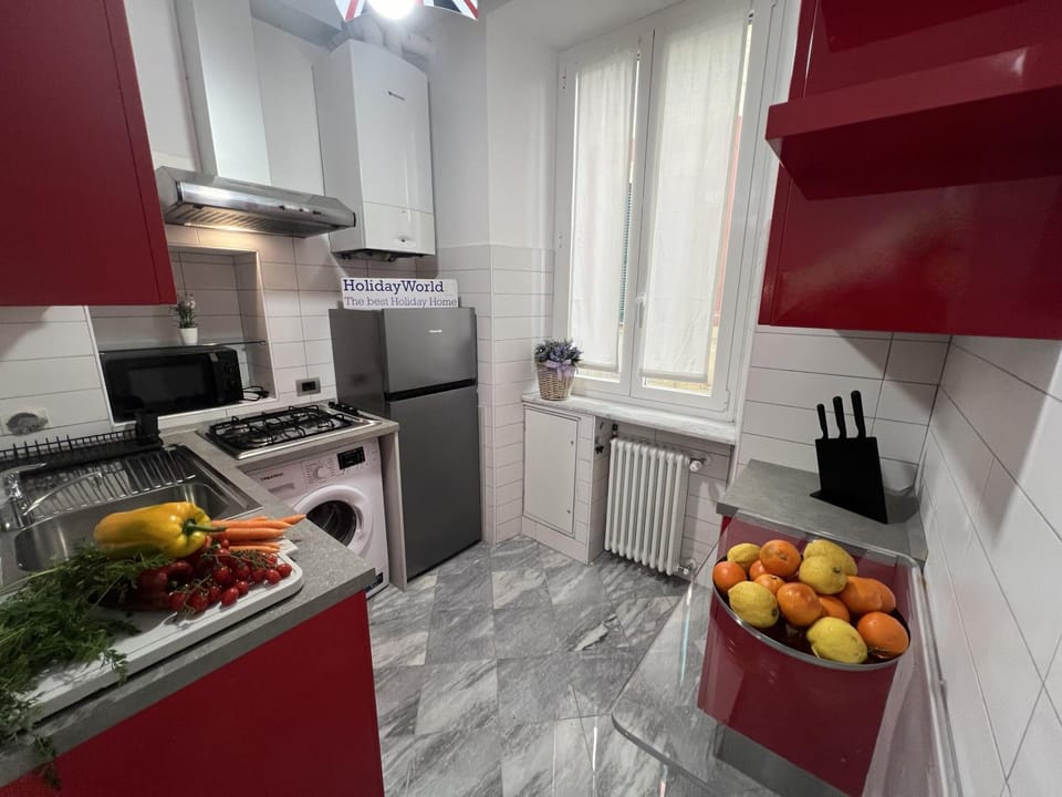 Kitchen or kitchenette, minibar, stove
