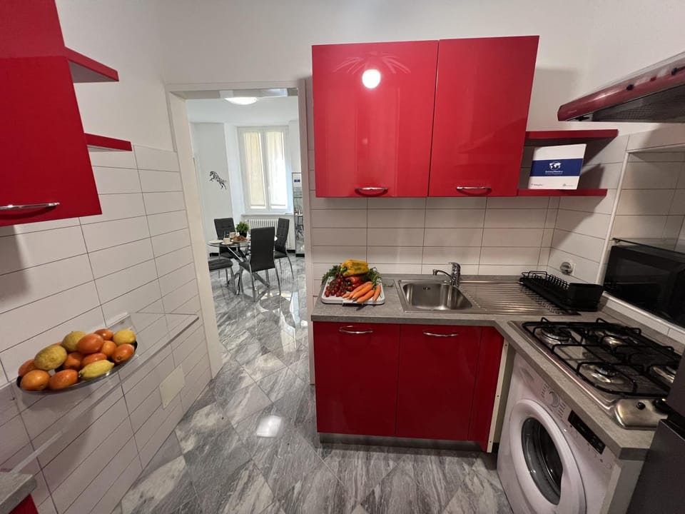 Kitchen or kitchenette, minibar, stove