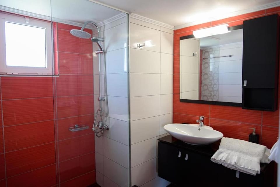 Shower, Bathroom, towels