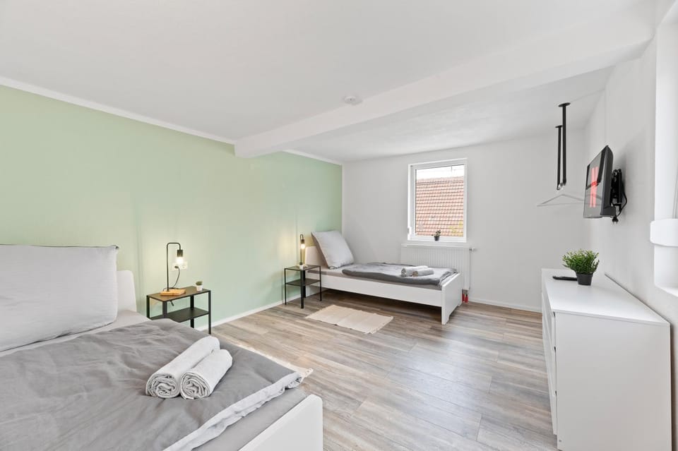 Bed, TV and multimedia, Photo of the whole room, Seating area, Bedroom