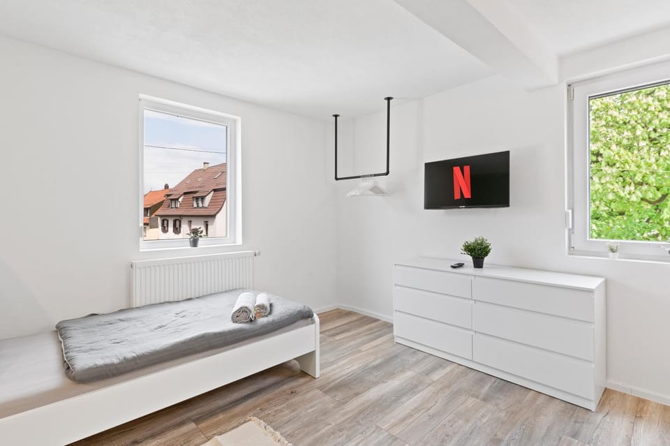 Bed, TV and multimedia, Photo of the whole room, Evening entertainment, Bedroom, towels