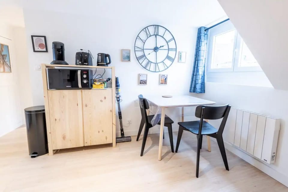 Coffee/tea facilities, Kitchen or kitchenette, Dining area, minibar