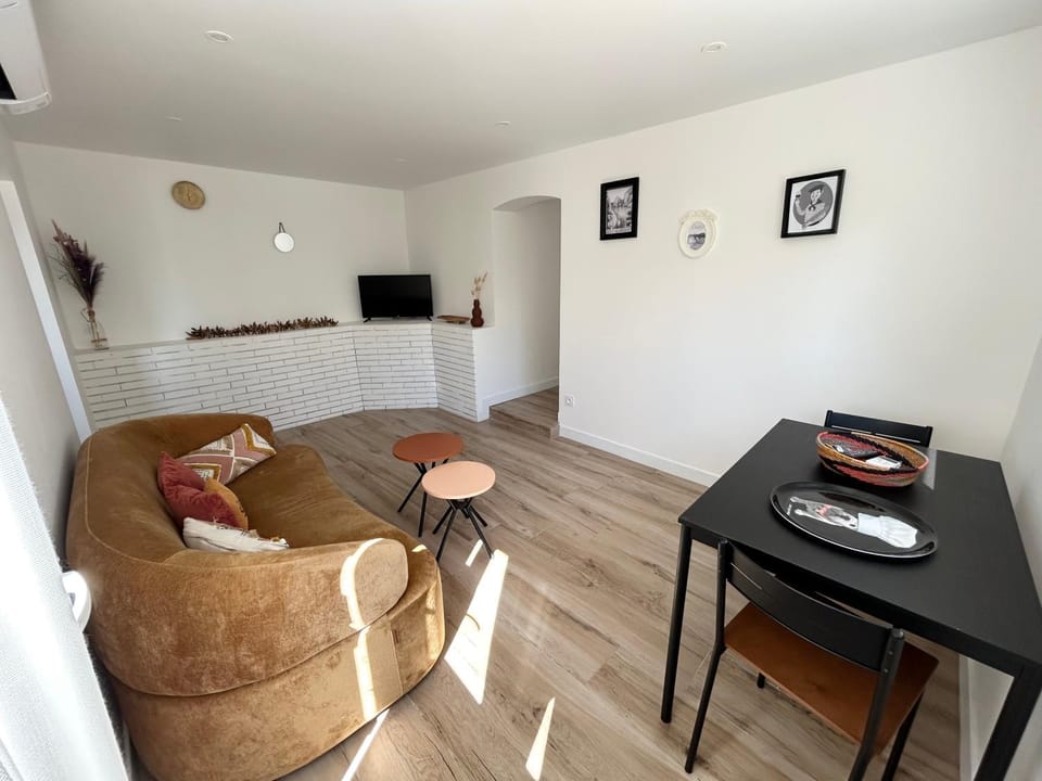 TV and multimedia, Living room, Seating area, Dining area