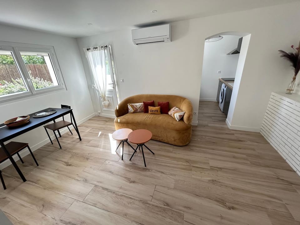 Living room, Seating area, Dining area, air conditioner
