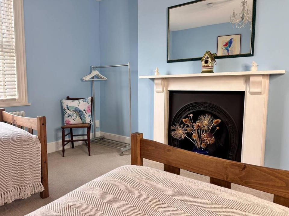 Bed, Decorative detail, Bedroom, fireplace