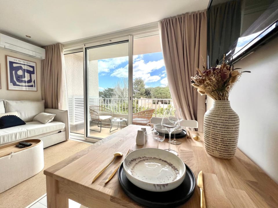 View (from property/room), Living room, Seating area