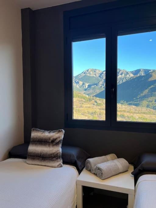 Bed, Natural landscape, Photo of the whole room, Bedroom, Mountain view