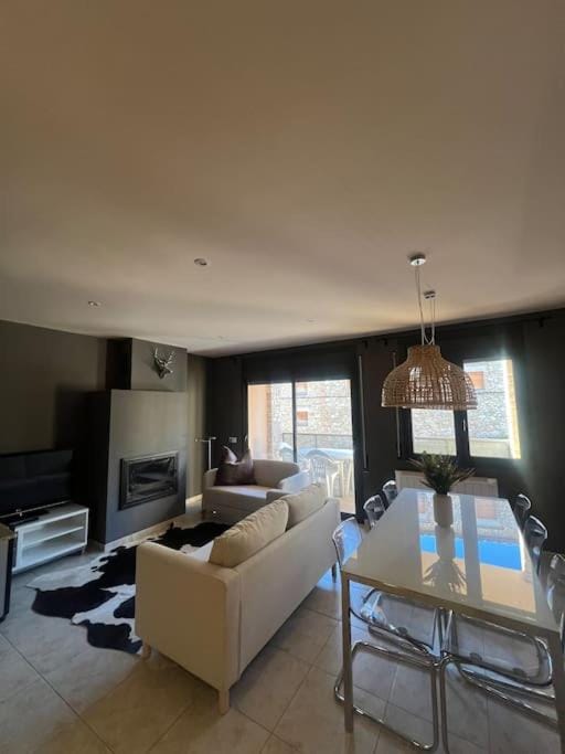 TV and multimedia, Seating area, Dining area
