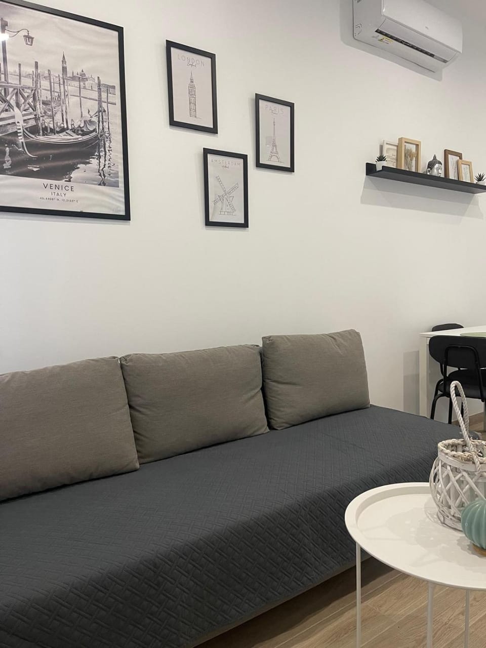 Living room, Seating area, air conditioner