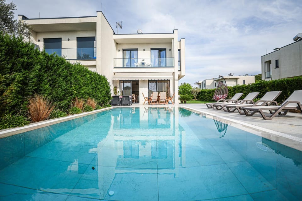 Patio, Swimming pool, sunbed