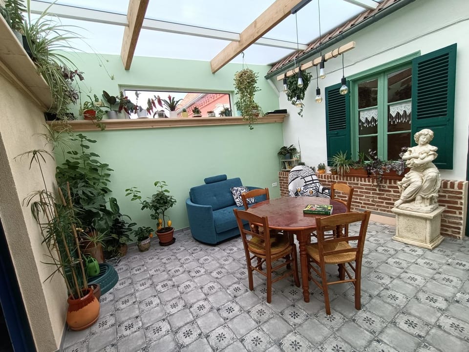 Patio, Day, Living room, Dining area
