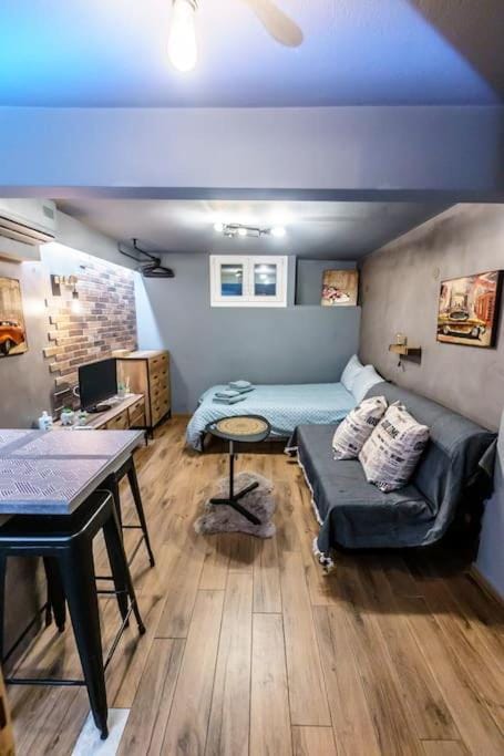 Bed, TV and multimedia, Living room, Photo of the whole room, Seating area, Bedroom, hair dresser