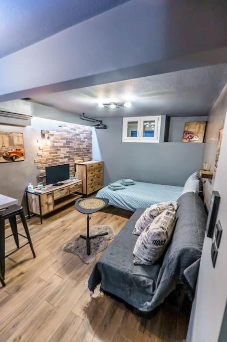 Bed, TV and multimedia, Living room, Seating area, Bedroom